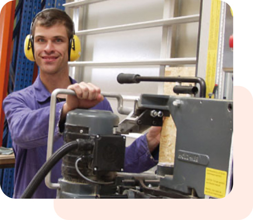Mitarbeiter produziert in Werkstatt für Menschen mit Behinderung | DämmRaum in Appenweier