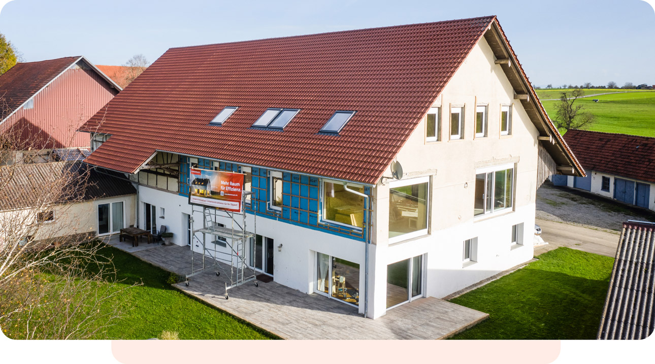 Dachdämmung | Haus mit Gerüst an der Fassade | DämmRaum in Appenweier