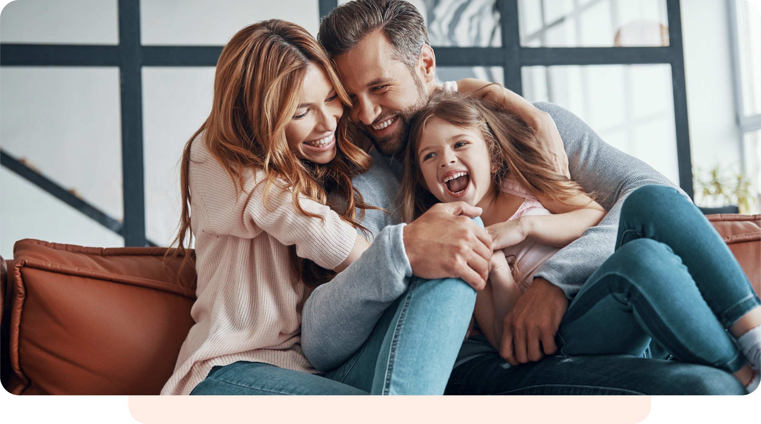 Lachende und glückliche junge Familie in Wohnung mit Wohlfühlambiente | DämmRaum in Appenweier
