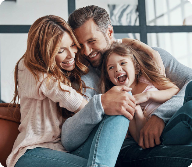 Lachende und glückliche junge Familie in Raum mit Wohlfühlambiente | DämmRaum in Appenweier